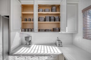 Kühlschrank, Mikrowelle, Ofen, Geschirrspüler