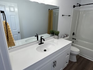 Hair dryer, towels, toilet paper - Corporate Apartments Near Uptown Charlotte (Charlotte)