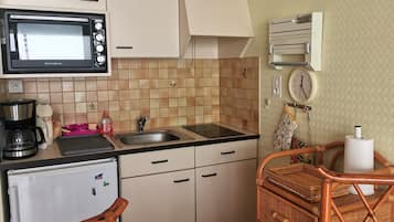 Réfrigérateur, four, plaque de cuisson, cafetiÚre/bouilloire