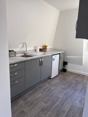 Fridge, microwave, oven, electric kettle - Cozy and stylish studio in Maidstone Kent town centre  (Maidstone)