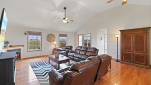 TV, table football - Charming 5-bedroom, 3-bathroom ranch home (Ottawa)