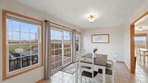 Dining - Charming 5-bedroom, 3-bathroom ranch home (Ottawa)