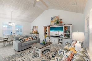 TV - Shared Pool, Private Hot Tub, Golf Cart Included, Pet Friendly (Port Aransas)