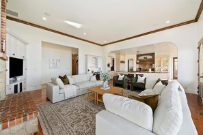 TV connectée, cheminée, livres