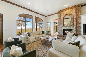 TV connectée, cheminée, livres