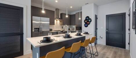 Geladeira, micro-ondas, fogão, cooktop