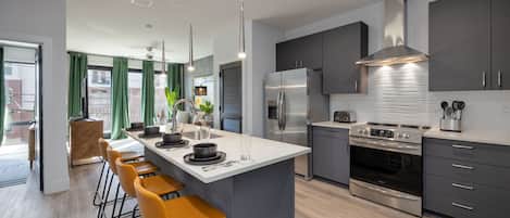 Réfrigérateur, micro-ondes, four, plaque de cuisson