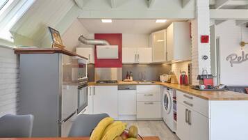 Réfrigérateur, micro-ondes, four, plaque de cuisson