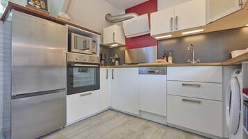 Réfrigérateur, micro-ondes, four, plaque de cuisson