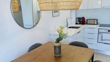 Een koelkast, een magnetron, een oven, een kookplaat