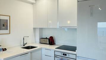 Een koelkast, een magnetron, een oven, een kookplaat