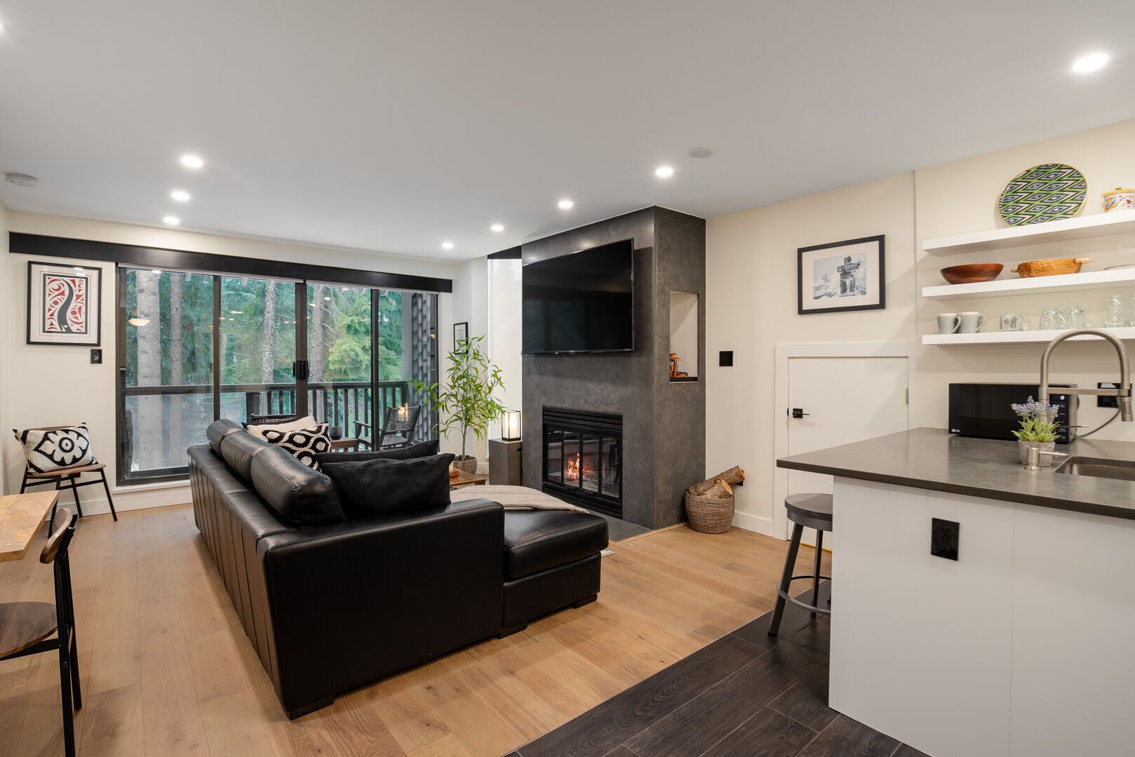 Een televisie en een open haard