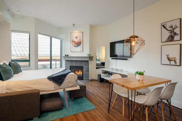 Welcome to 319 Market Pavilion! Your cozy mountain getaway in the heart of Whistler Village North.