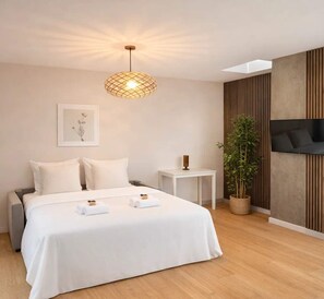 1 habitación, escritorio, tabla de planchar con plancha y cuna de viaje 