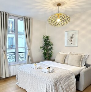 1 chambre, bureau, fer et planche à repasser, lit parapluie