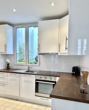 Kjøleskap, ovn, kokeplater og oppvaskmaskin