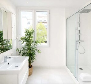 Dusche, Haartrockner, Handtücher, Seife