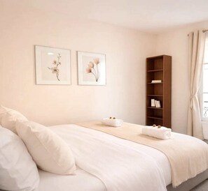 1 habitación, escritorio, tabla de planchar con plancha y cuna de viaje 