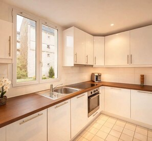 Unclassified image, 3 of 25, button - Central Parisian flat near Montparnasse (Paris)