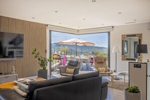 Televisión, libros y oficina 