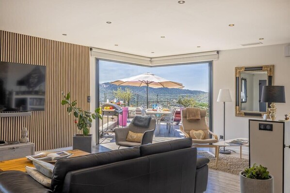 Fernseher, Bücher, Arbeitsbereiche