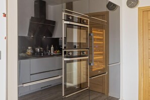Réfrigérateur, four à micro-ondes, un four, surface de cuisson