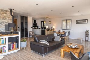 Fernseher, Bücher, Arbeitsbereiche