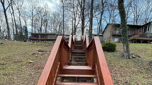 Un escalier en bois menant à un bâtiment.