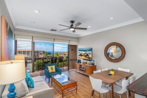 Smart TV, books - Top Floor Maui Vista with Ocean View, AC, 5min Walk to Beach (Kihei)