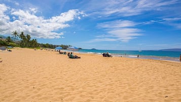 Beach nearby, sun loungers, beach towels