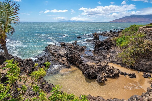 Beach nearby, sun-loungers, beach towels - Top Floor Maui Vista with Ocean View, AC, 5min Walk to Beach (Kihei)