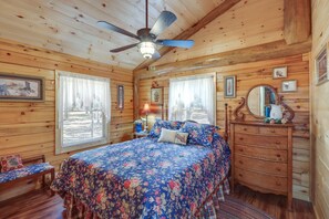 2 bedrooms, desk, Internet, bed sheets