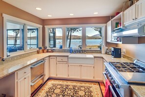 Fridge, stovetop, dishwasher, coffee/tea maker