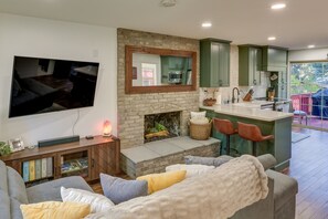 Télévision, cheminée, livres