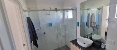 Departamento, 1 habitación, para no fumadores | Baño | Secadora de cabello, toallas, papel de baño