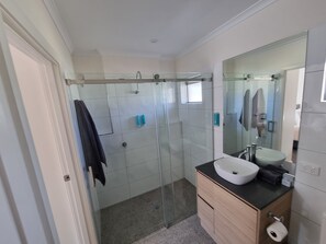A modern bathroom with a glass shower enclosure, a white sink, and a large mirror. - Golden Heritage Accommodation Rutherglen (Rutherglen)