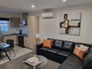 Apartment, 1 Bedroom, Non Smoking | Living area | Flat-screen TV - Golden Heritage Accommodation Rutherglen (Rutherglen)