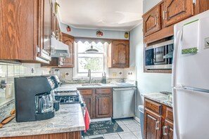 Fridge, microwave, oven, stovetop - Quaint Lansdowne Getaway Near Downtown Philly! (Lansdowne)
