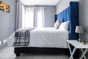 2 bedrooms, iron/ironing board, free WiFi, bed sheets - Explore This Stylish and Classy Apartment (Johannesburg)