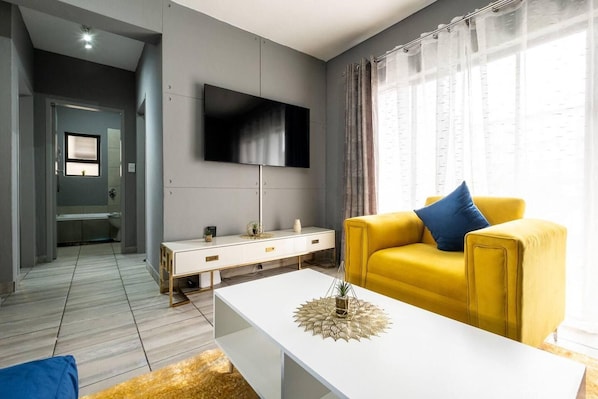 Apartamento | Área de estar | TV
