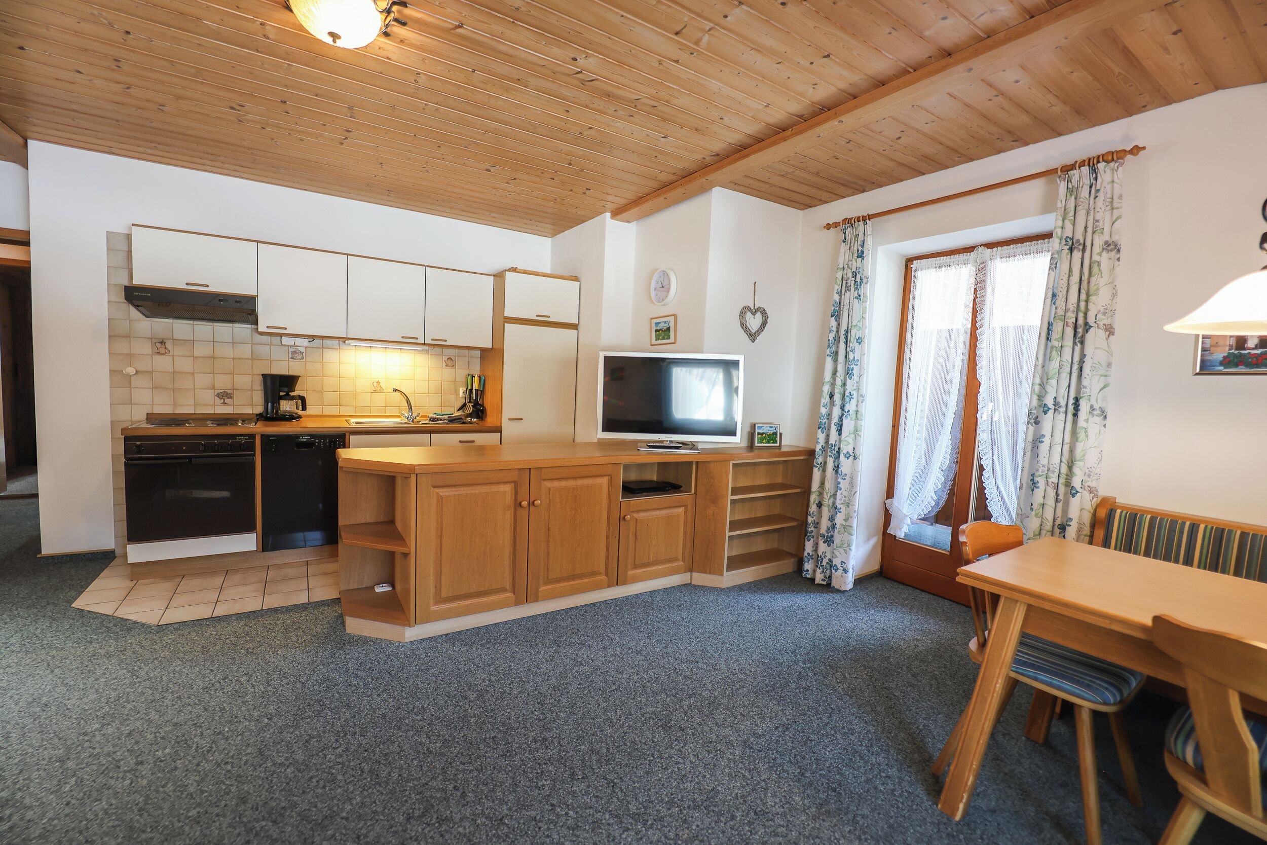Wasserkocher mit Kaffee-/Teezubehör, Kühlschrank, Mikrowelle, Ofen