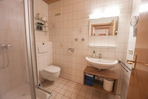 Shower, hair dryer, towels - Fewo Nr. 2 Lattenberg für 2-3 Pers., 1 Schlafzimmer, Wohnraum mit Küchenzeile, Balkon (Bischofswiesen)