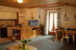 Interior - Fewo Nr. 2 Lattenberg für 2-3 Pers., 1 Schlafzimmer, Wohnraum mit Küchenzeile, Balkon (Bischofswiesen)