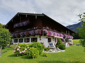 Exterior - Fewo Nr. 3 Watzmann für 2-4 Pers., ca. 85 m², 1 Schlafzimmer, Wohnraum mit Küche, Balkon (Bischofswiesen)