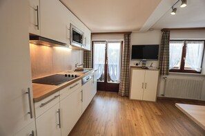 Réfrigérateur, micro-ondes, plaque de cuisson, lave-vaisselle