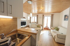 TV, ping pong - Fewo Nr. 6 Kehlstein für 1-2 Pers., 1 Schlafzimmer, Wohnzimmer, Balkon (Bischofswiesen)