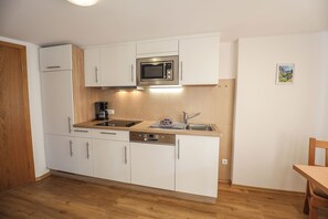 Kylskåp, mikrovågsugn, spishäll och diskmaskin