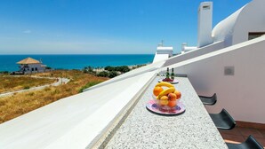 A balcony with a fruit bowl, a bottle of wine, and a view of the sea. - La Cala townhouse, beach 400 m, roof terrace, BBQ (La Cala de Mijas)