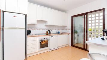 Kjøleskap, mikrobølgeovn, ovn og oppvaskmaskin