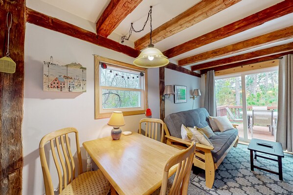 Télévision, lecteur de DVD, livres, vidéothèque